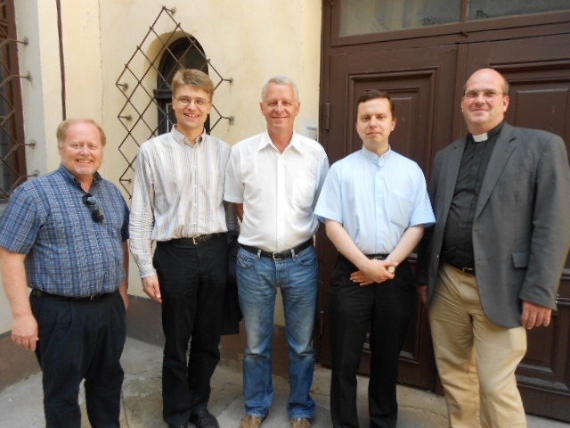 Utanför Lutherakademin i Riga - fr v Mark Krause, Johannes Hellberg, Roland Gustafsson, Indulis Paics och Hans Jönsson. At_Luther_Academy_30_June_2011