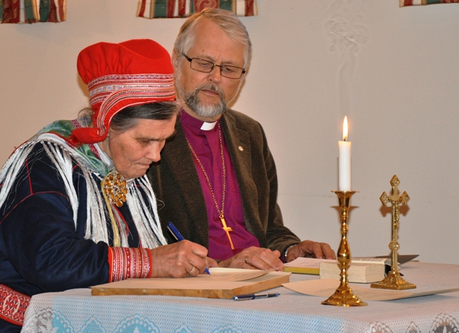 Ellen_Marja_Turi_Gaup_signerer_Grunnreglene_-_Foto_Privat
